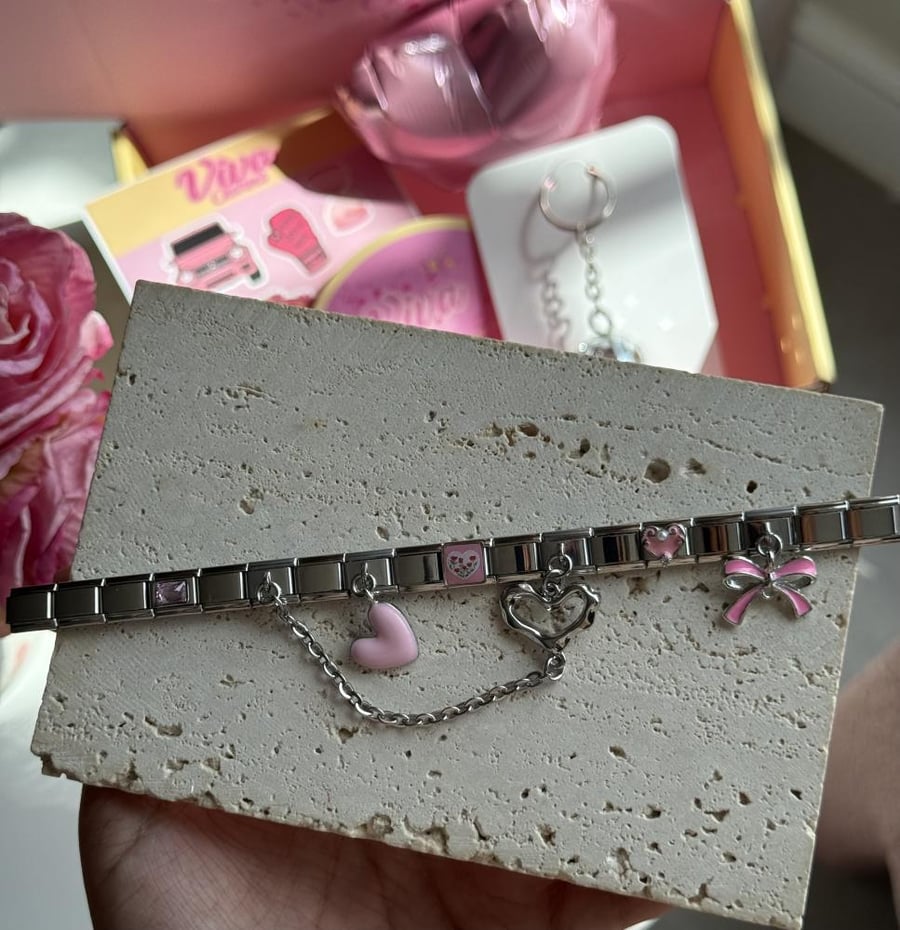 Silver bracelet with a heart chain design
