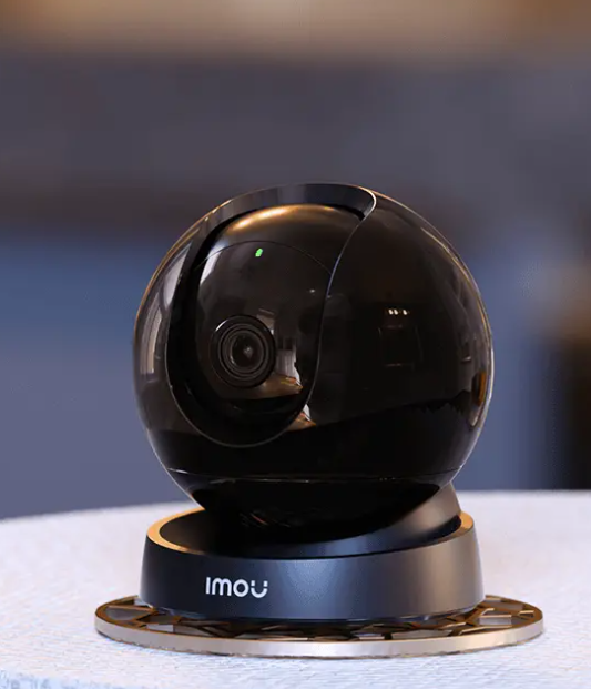 كاميرا مراقبة داخلي 5MP Rex 3D بعدسة 3.6mm، دوران أفقي 355° وعمودي 90°، رؤية ليلية حتى 10 متر، مع تخزين حتى 256GB.