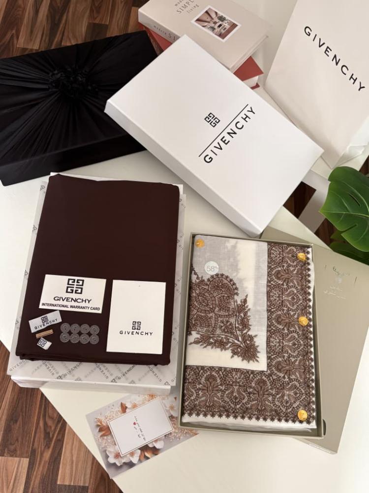 قماش شتوي ديور المقاس ثلاثة متر ونص في عرضين  شماغ شال. كشمير. مقاسات. 55'58'60 مع عباره من اختيارك