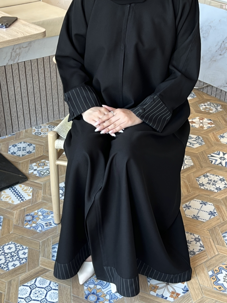 عباية مخططة تصميم عملي وفاخر لجميع الإطلالات