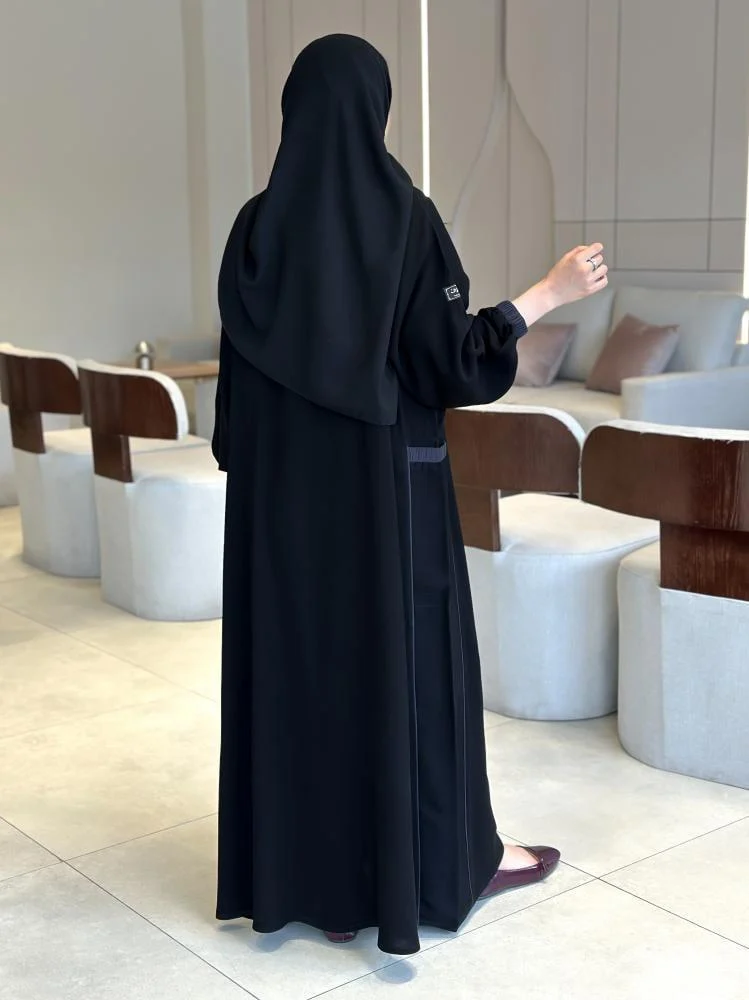 عبايه سحاب تصميم عملي وفاخر لإطلالة مميزة