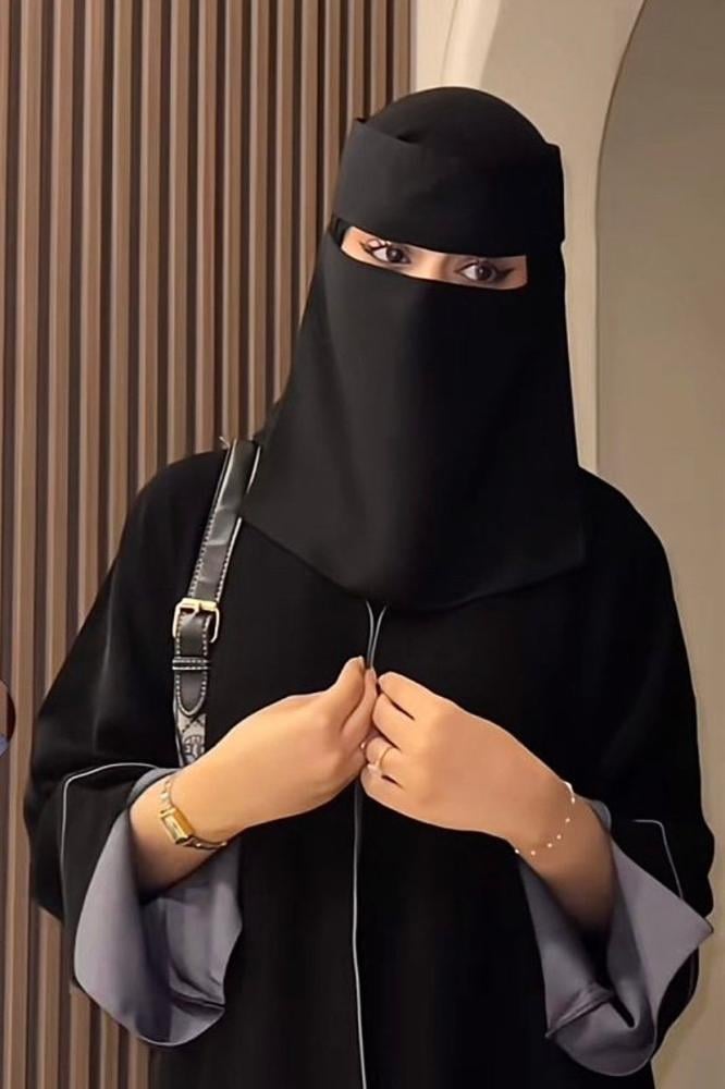 عباية خروج عصرية باللون الأسود بتصميم مريح وأنيق لإطلالة يومية مثالية