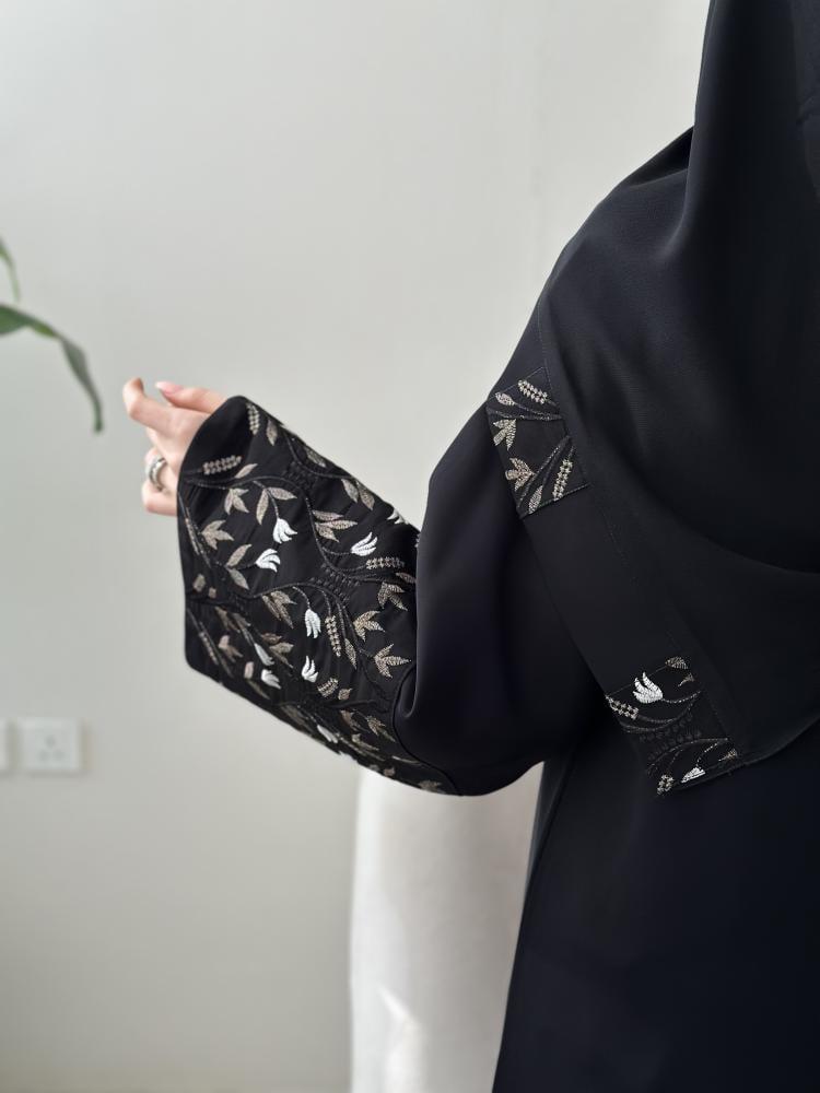 عباية مناسبات بتفاصيل فاخرة تليق بإطلالتك الراقية في كل حضور
