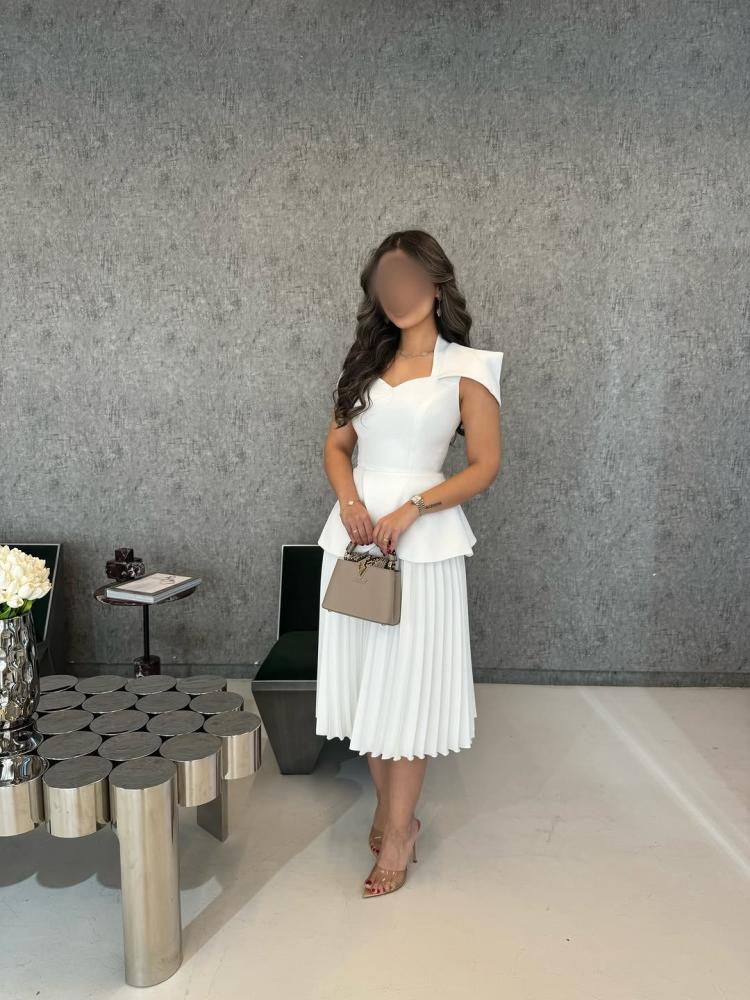 Elegant white dress with midi pleats