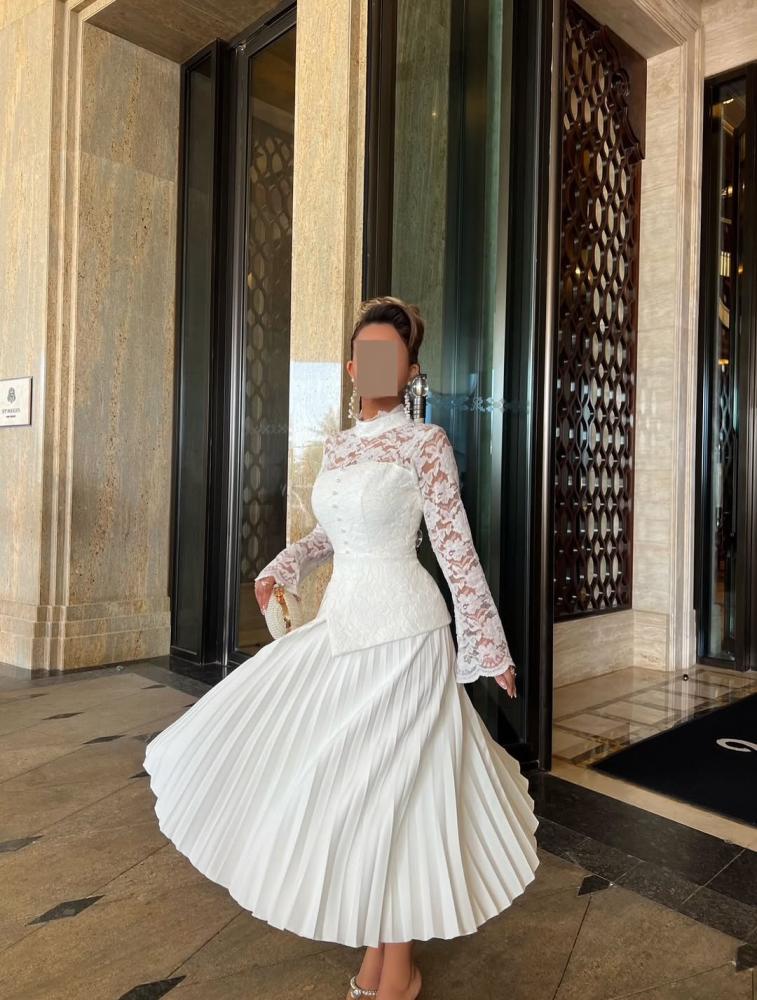 فستان دانتيل أبيض فاخر بتنورة بليسيه