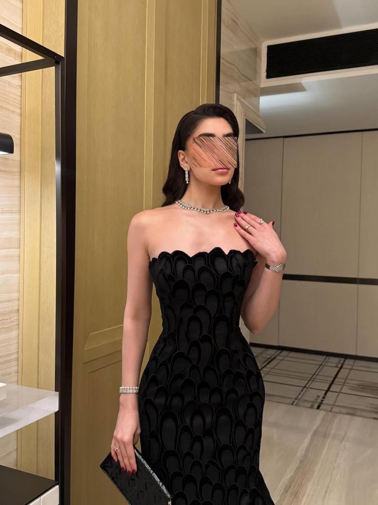 فستان سهرة أسود بقصة ميرميد مطرزة