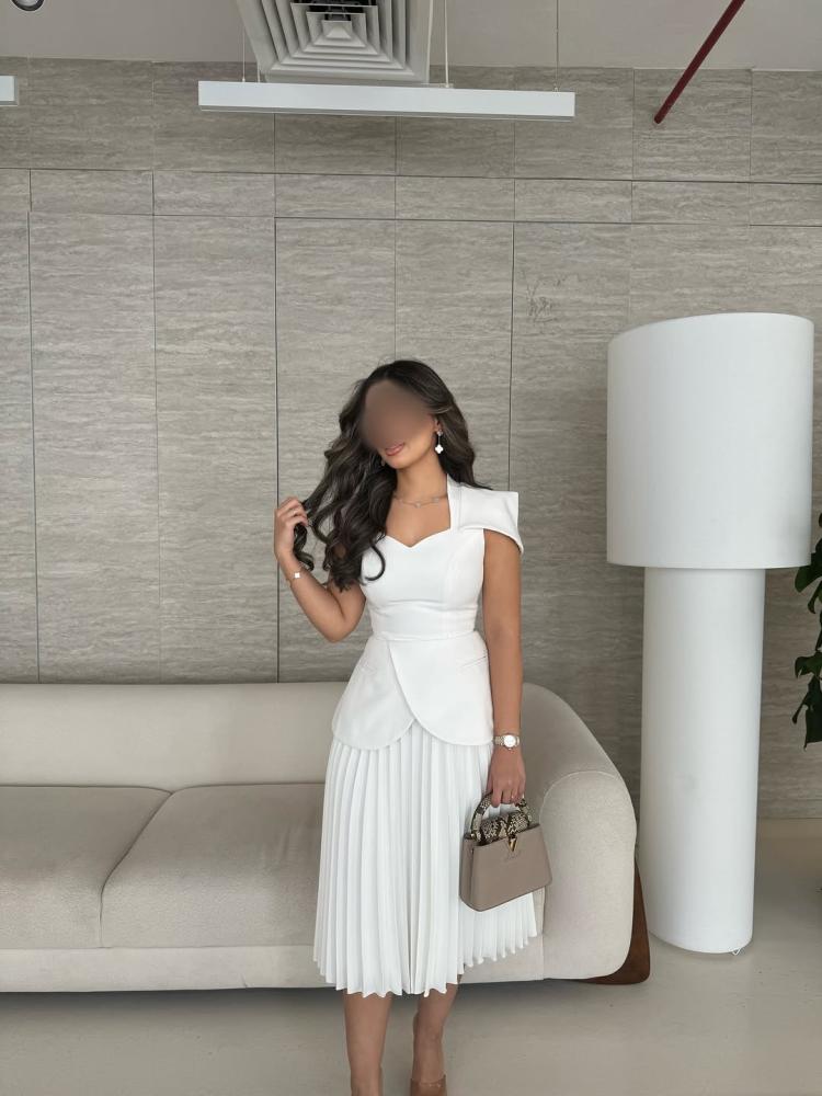 Elegant white dress with midi pleats
