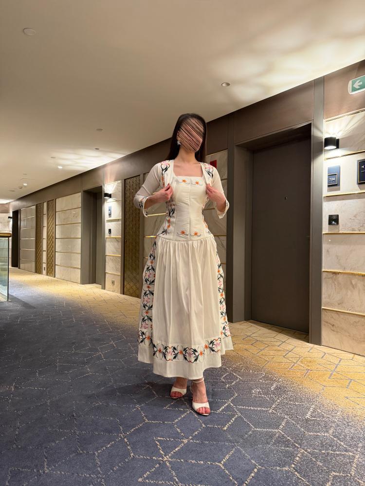 فستان أوف وايت بتطريز زهور
