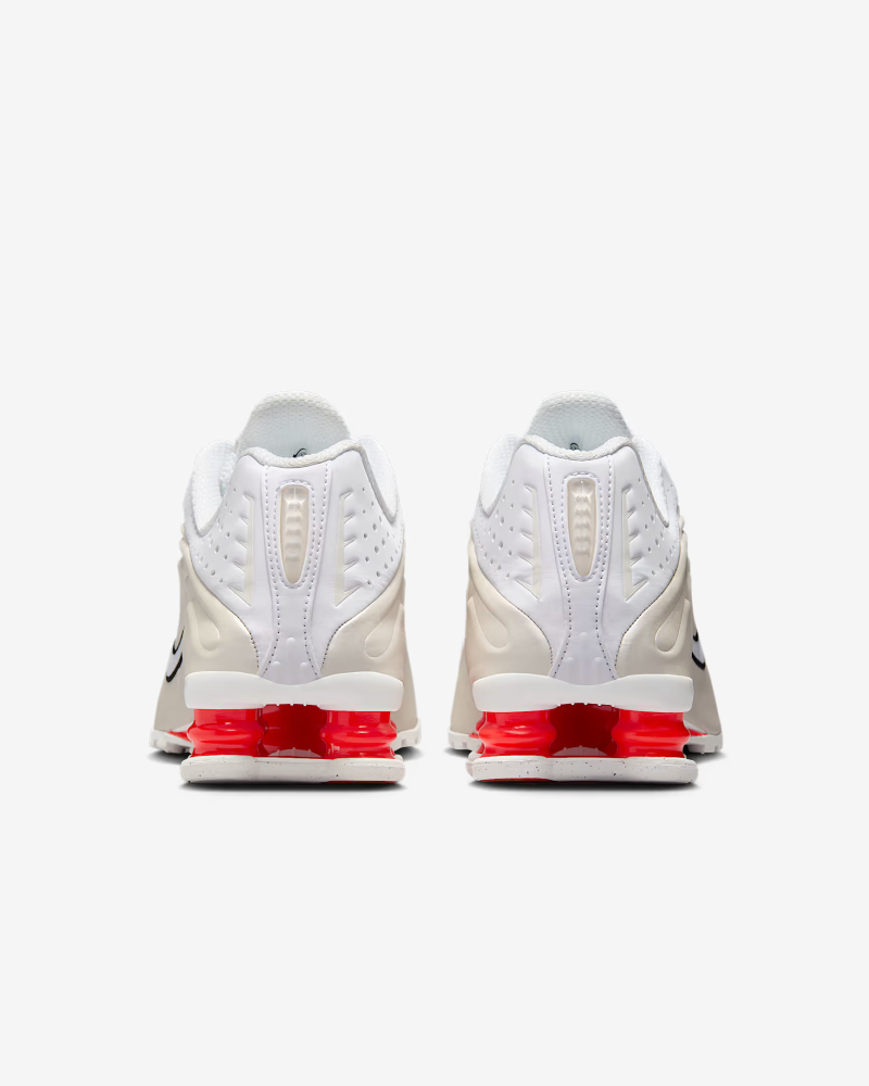 حذاء الجري Nike Shox R4 للنساء منخفض الارتفاع كاجوال مريح ومسامي ومقاوم للاهتراء ودعم شراع أبيض قرمزي AR3565-103