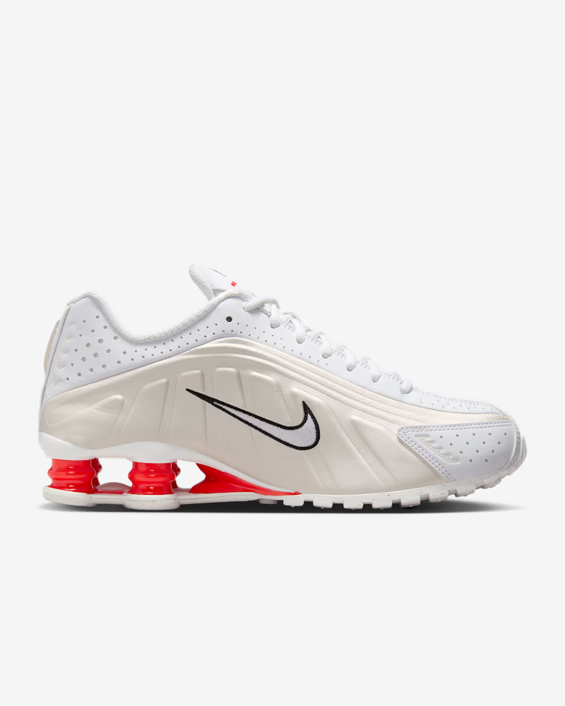 حذاء الجري Nike Shox R4 للنساء منخفض الارتفاع كاجوال مريح ومسامي ومقاوم للاهتراء ودعم شراع أبيض قرمزي AR3565-103