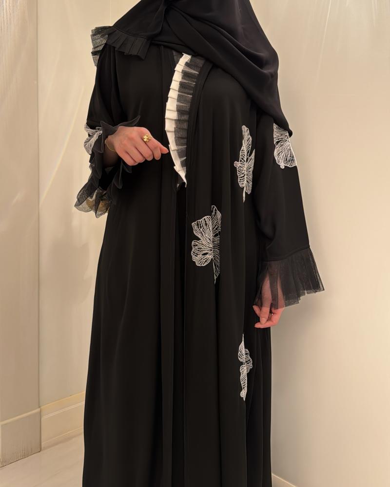 عباية ورد اسود ابيض