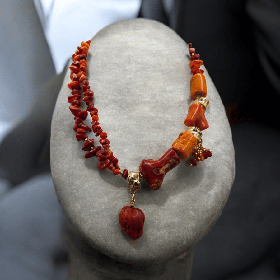 Elegant and distinctive necklace with a unique design of natural coral