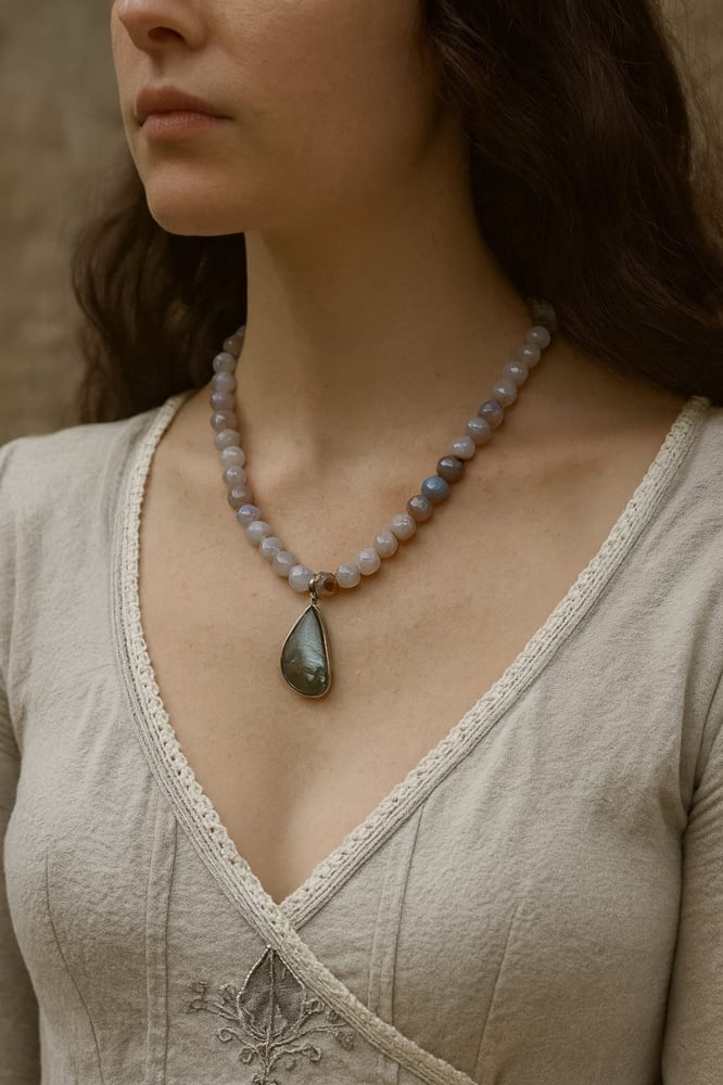 A necklace of Yemeni agate stone and a pendant of natural peacock stone