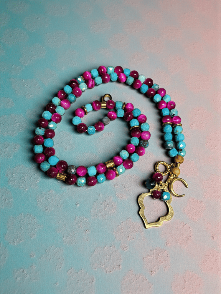 Luxury rosary necklace with 100 tiger eye and turquoise stones, decorated with a gold-plated charm. The stone size is 10mm.