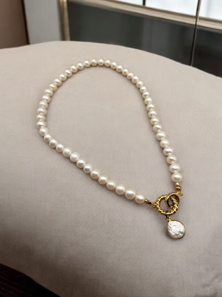 A necklace of natural cultivated pearls. The size of the bead is 10mm.