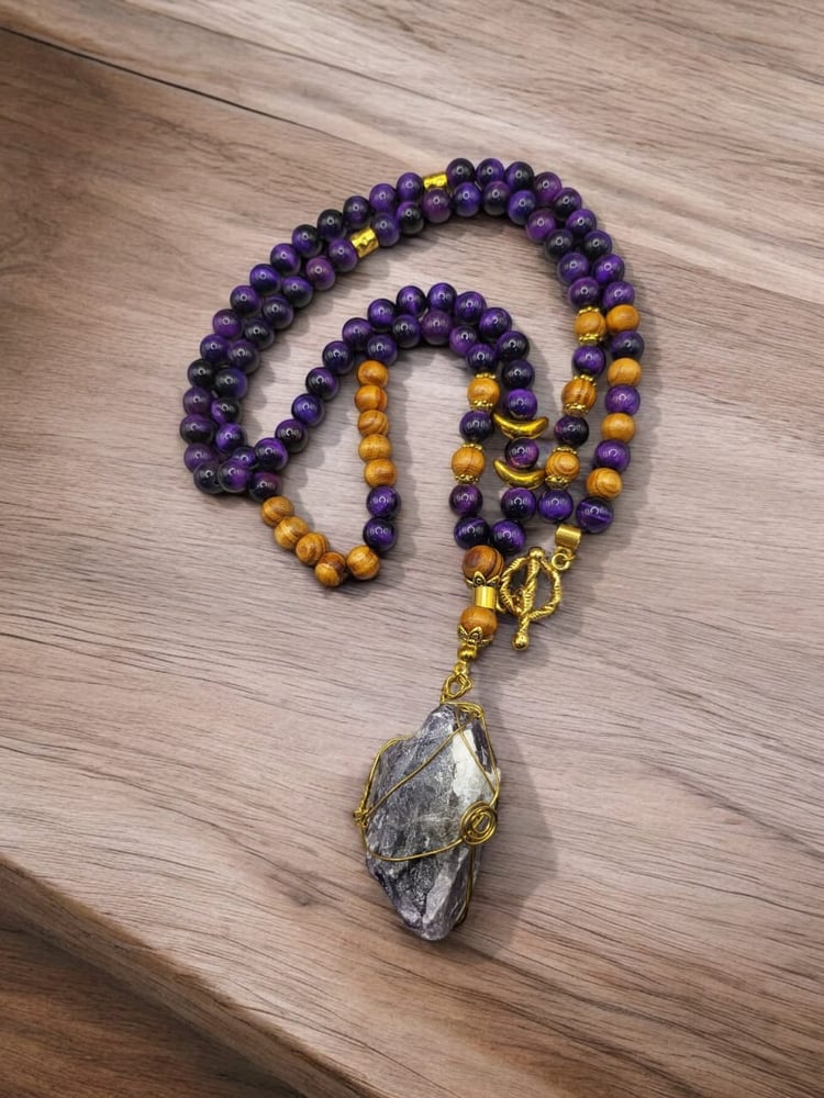 Long rosary - pendant with clasp, 99 beads with amethyst stone and tiger's eye stone heat-treated to give the attractive purple color. Wearable as a necklace and bracelet around the wrist