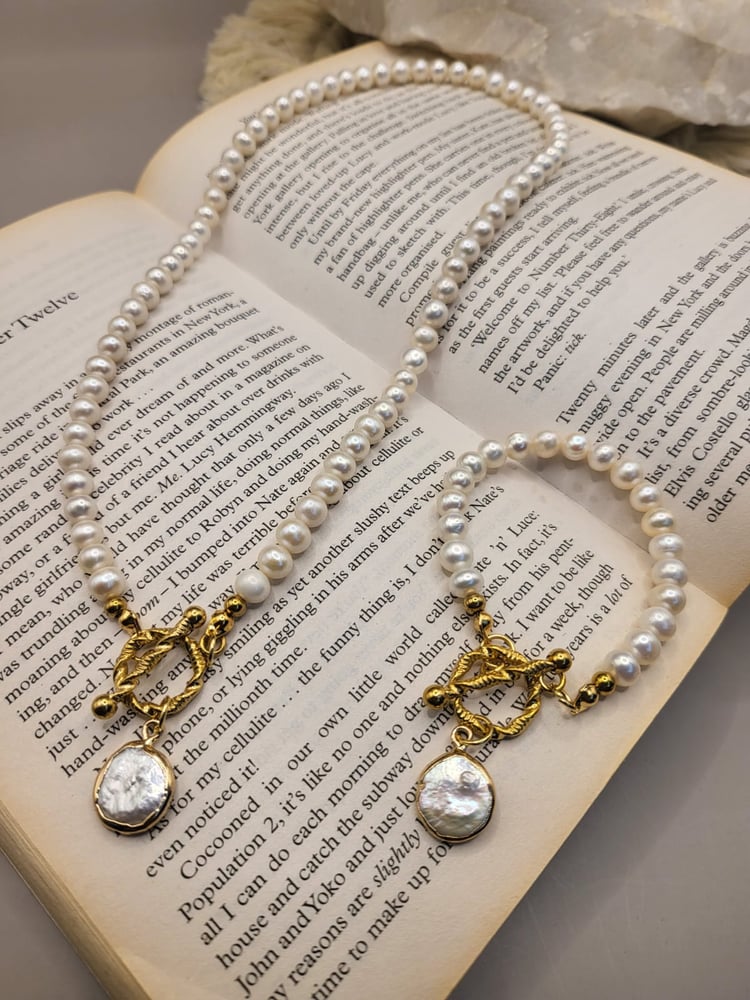A set of bracelet and necklace made of natural farmed pearl for daily use. Pearl size 5/6 mm
