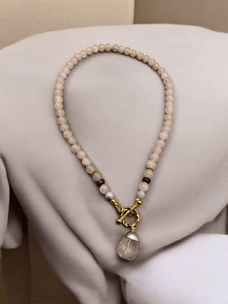 قلادة من حجر الانوثة الروزكوارتز مع حجر التورمالين الوردي ومزينة بقطعة من حجر ال الروزكوارتز