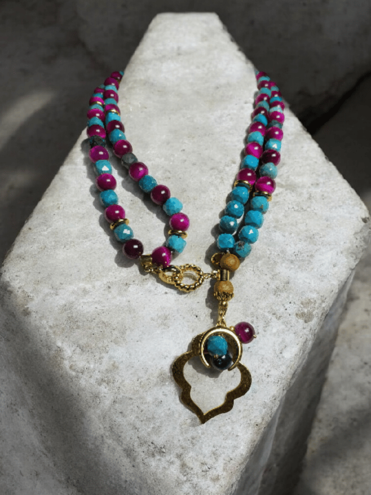 Luxury rosary necklace with 100 tiger eye and turquoise stones, decorated with a gold-plated charm. The stone size is 10mm.