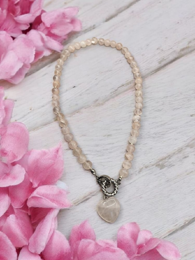 Necklace of rose quartz stone enhanced for femininity for daily wear
