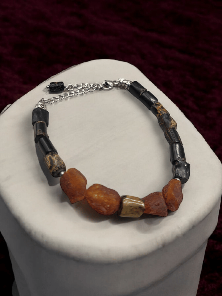 اسورة شبابية من المرجان الاسود(اليسر) مع قطع من الكهرمان البلطيقي الخام للحصول على افضل مزيج محسن للدورة الدموية، مخفف للالام ومعزز للخصوبة.