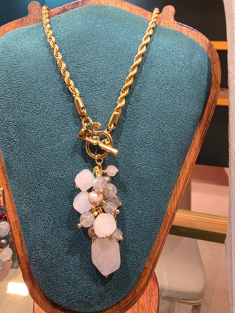 Natural rosequartz stone with labradorite and cultured pearls. Gold plated necklace