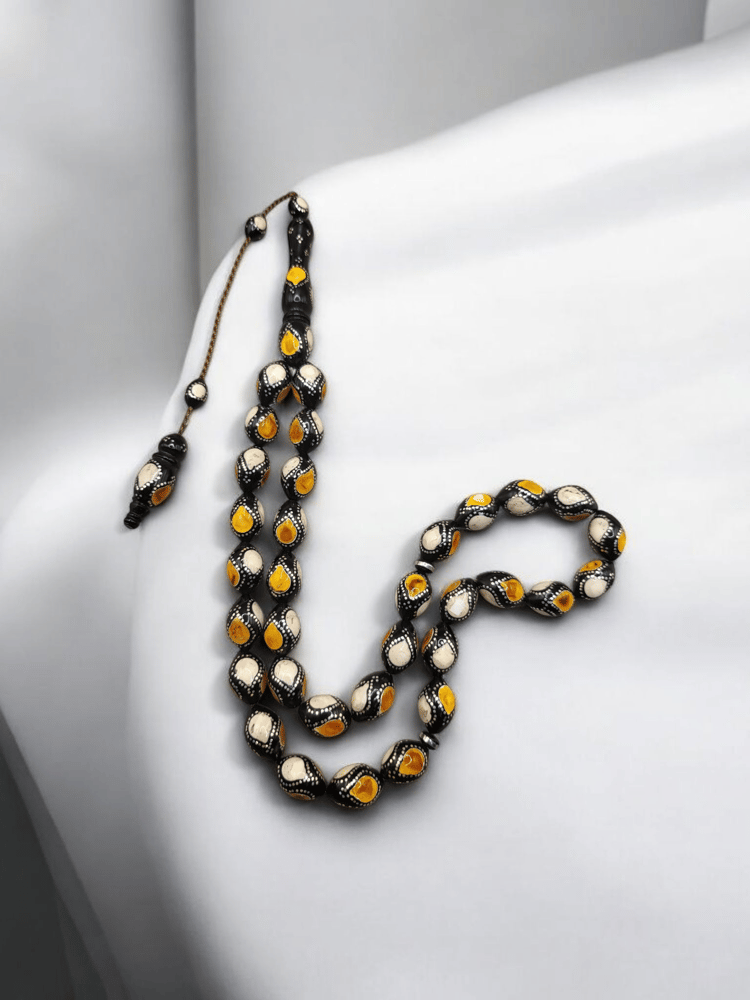 سبحة جميلة من خشب الكوك المشغول بالفضة ومزينة بكسر كهرمان وعظم الجمل