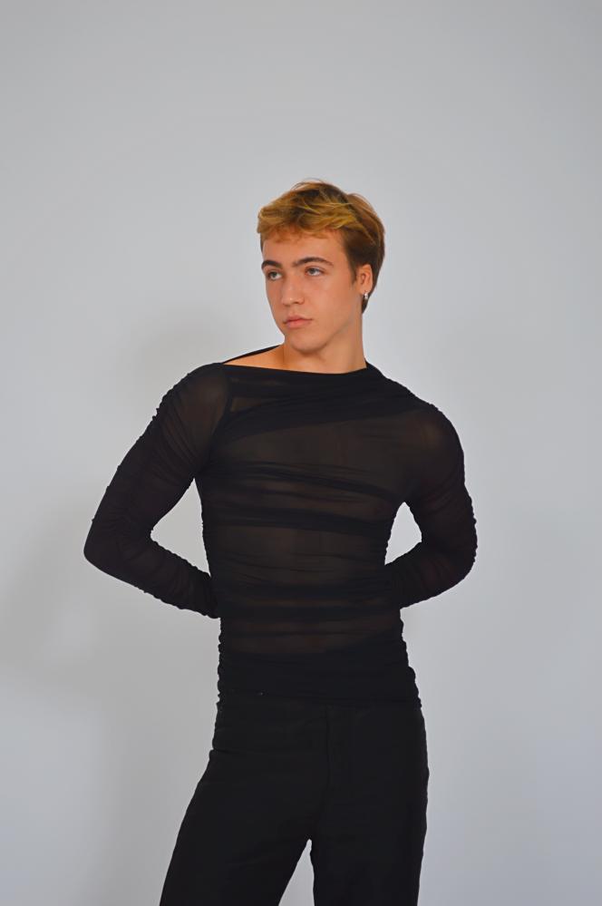 توب سوداء شفافة