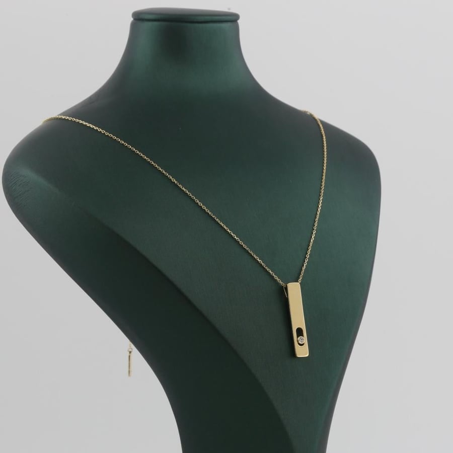 Rectangular gold necklace with shiny gemstone - 18 karat
