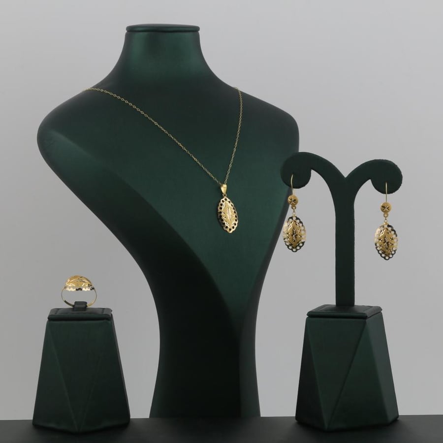 Half a gold set of Moain decorated with olive leaf engraving - 21 karat