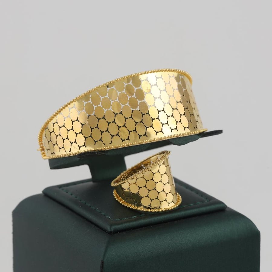 Gold bracelet and ring with honeycomb engraving - 21 karat