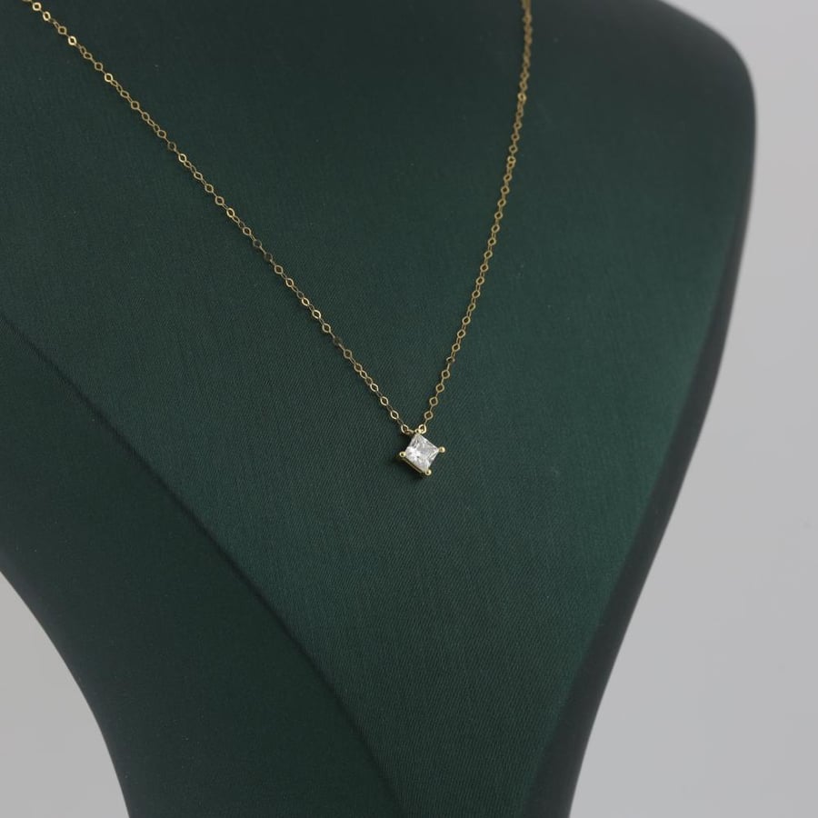 Gold set with a shiny gemstone - 18 karat