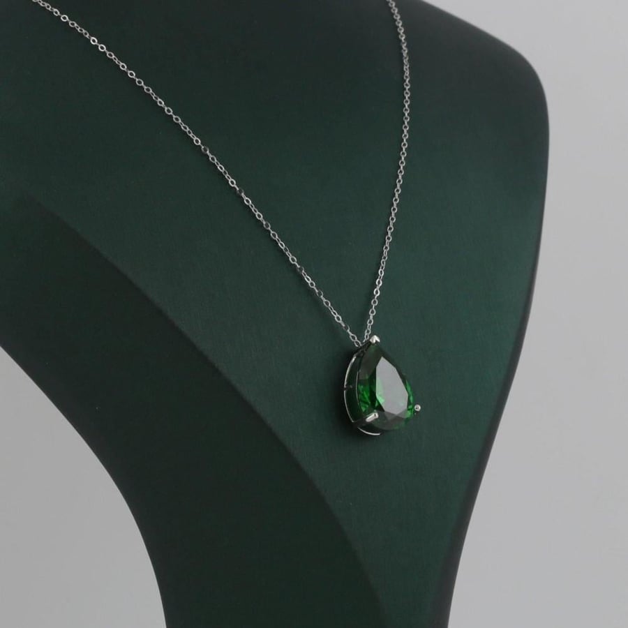 عقد ذهب ابيض بتصميم الماس بقصة Pear - عيار 18