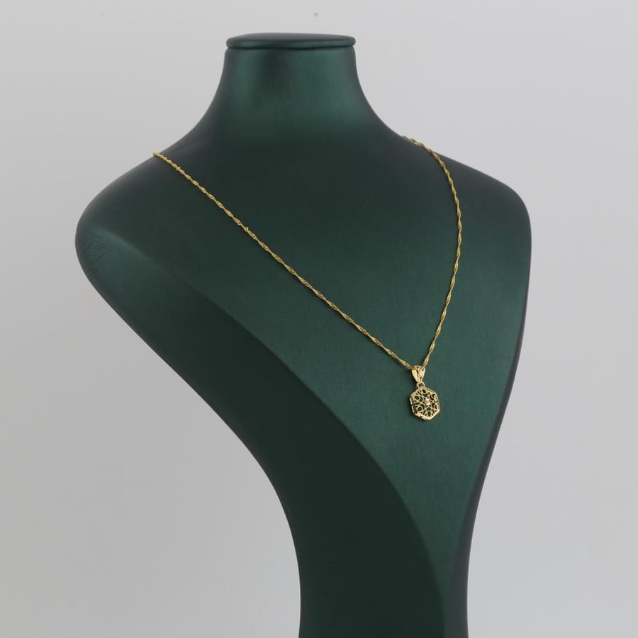 Gold necklace with a six-sided decorated pendant - 21 karat