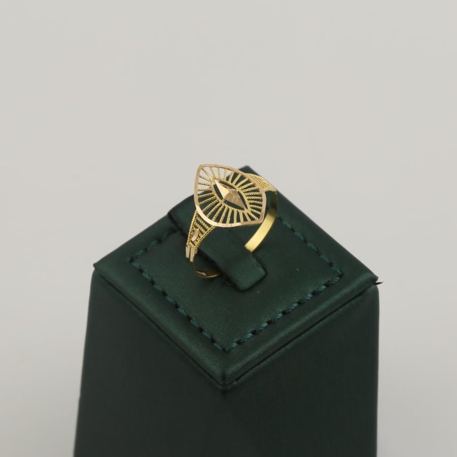 A specific gold ring with distinctive decoration - 21 karat