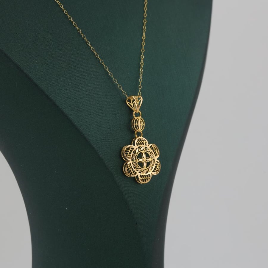 Half a gold set with a decorated rose - 21 karat