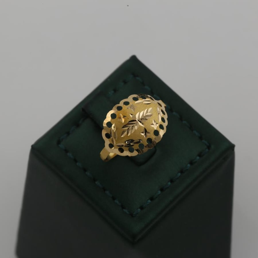 Half a gold set of Moain decorated with olive leaf engraving - 21 karat