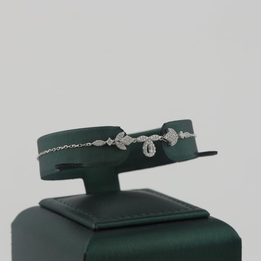 White gold set, Mua'een with shiny tear, 18 karat