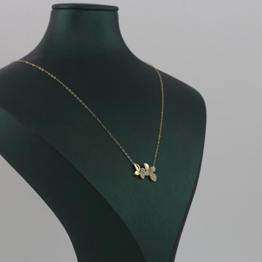 Gold necklace with roses and shiny parts - 18 karat