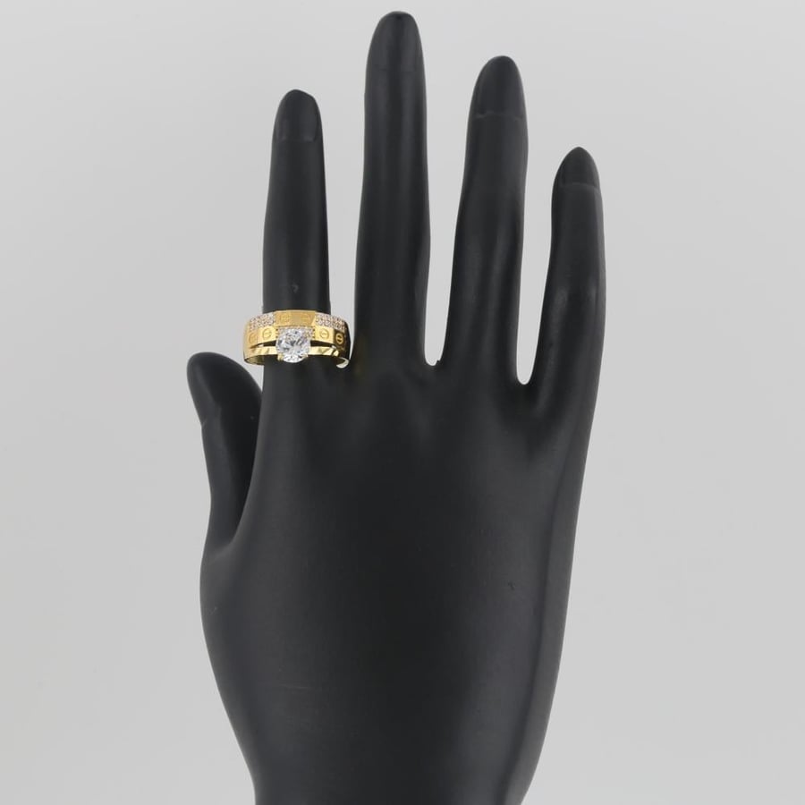 Gold ring with a prominent diamond design - 21 karat
