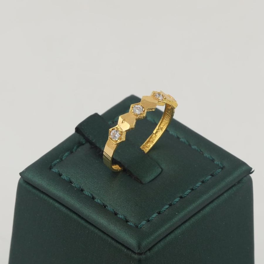 A six-sided gold ring with shiny parts - 21 karat