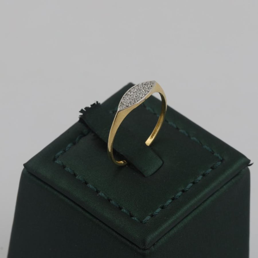 Elegant oval shiny gold ring - 18 karat