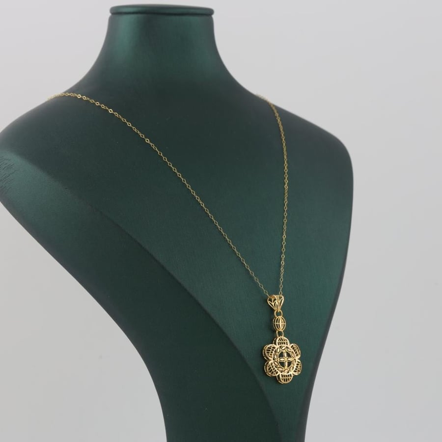 Half a gold set with a decorated rose - 21 karat