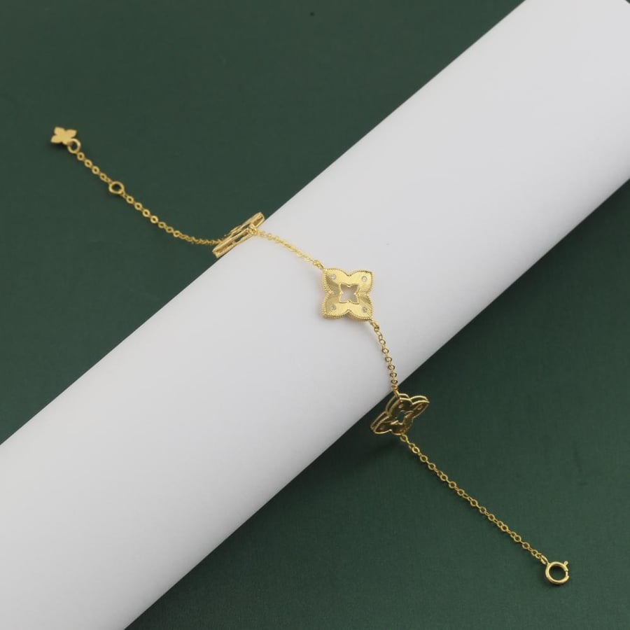 Gold bracelet with star design and sparkling stones - 18 karat