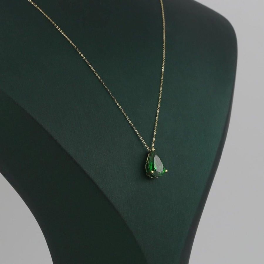عقد ذهب بتصميم الماس بقصة Pear - عيار 18