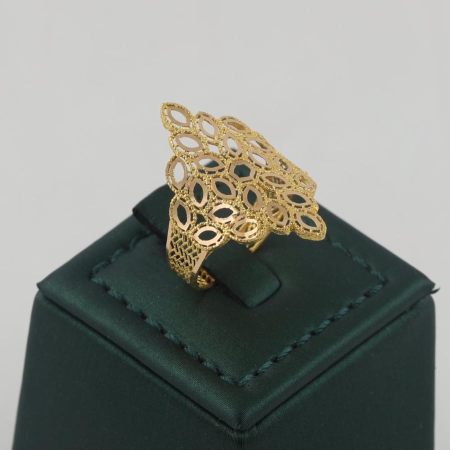 Gold ring with a design of a specific plant leaf, shiny - 21 karat