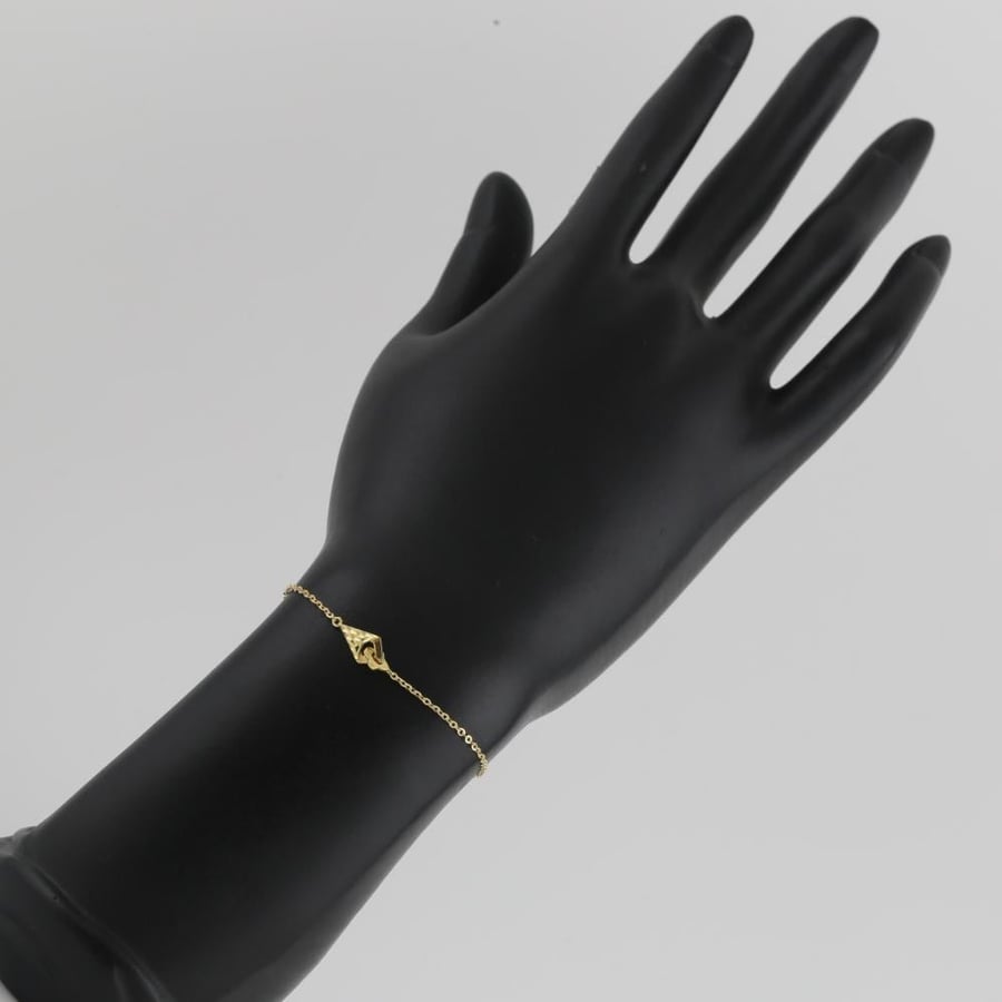Elegant 18-karat gold bracelet with a unique design