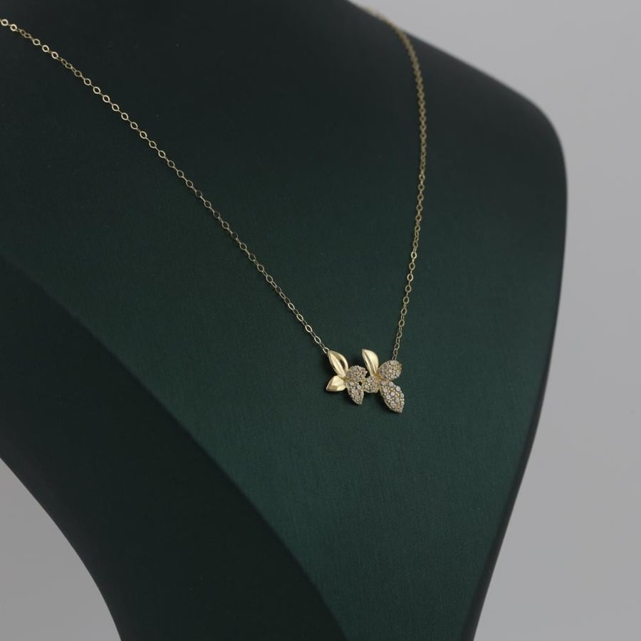 Gold necklace with roses and shiny parts - 18 karat