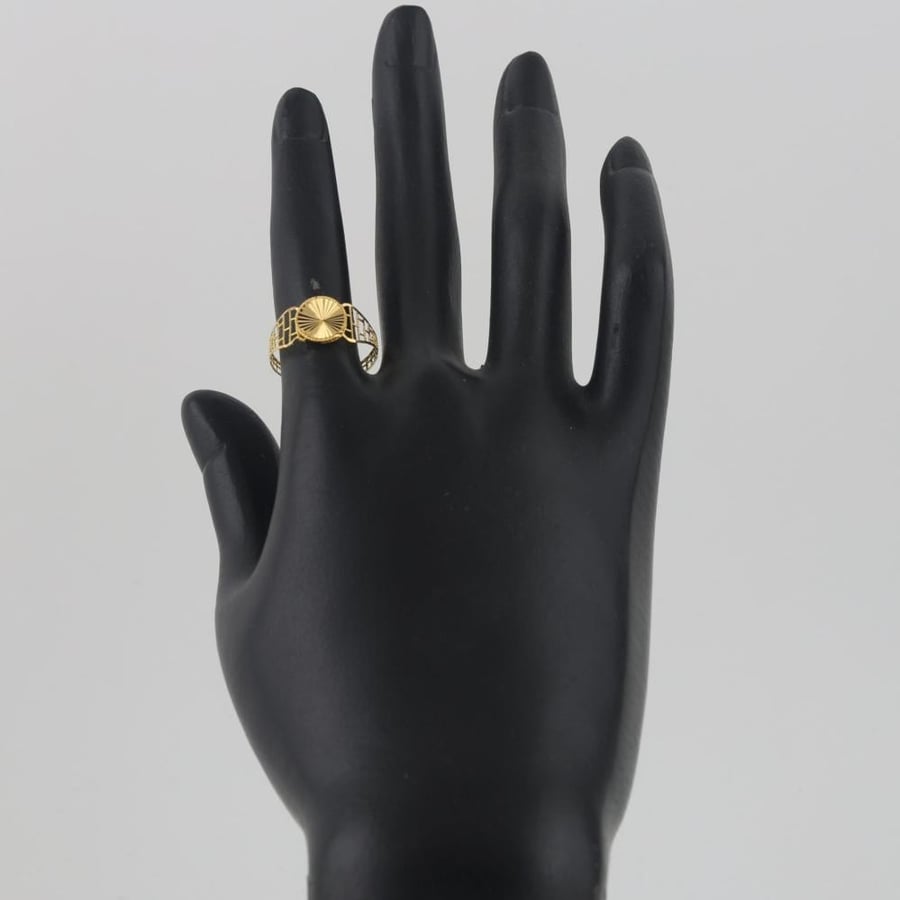 A mesh gold ring with a shiny wavy circle - 21 karat