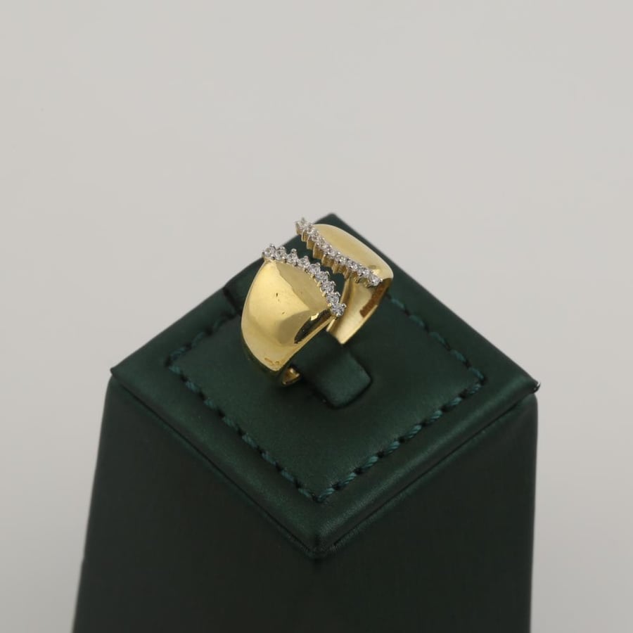 A striking gold ring separated with shiny details - 18 karat